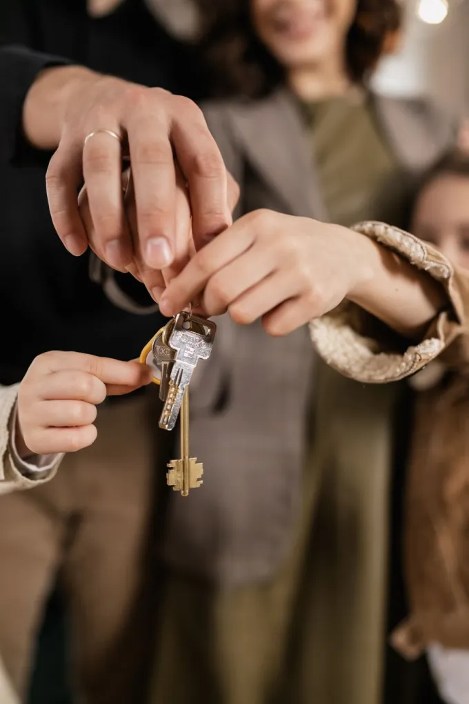Família recebendo as chaves do novo imóvel