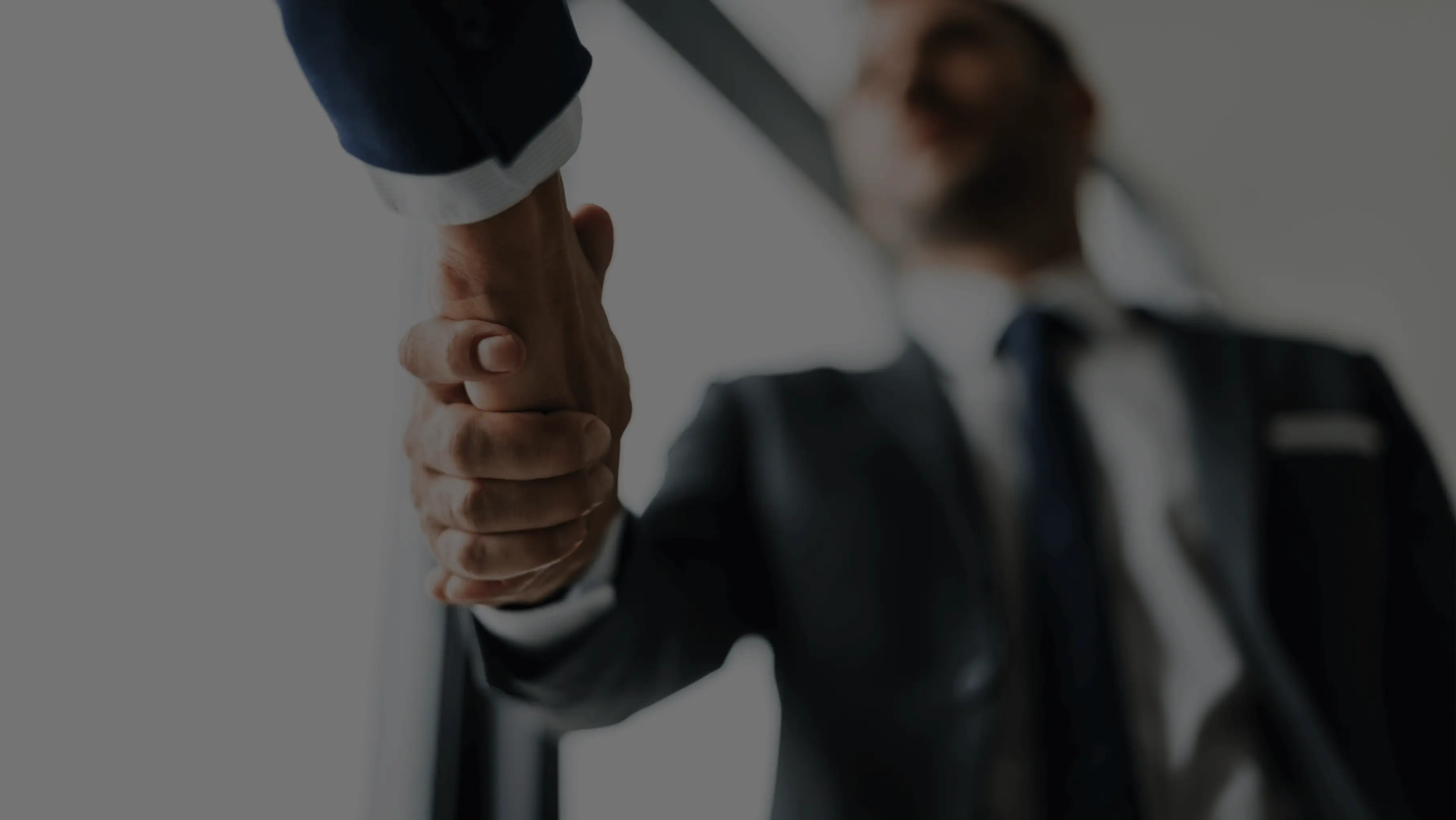 Corretor e imobiliária fechando parceria
